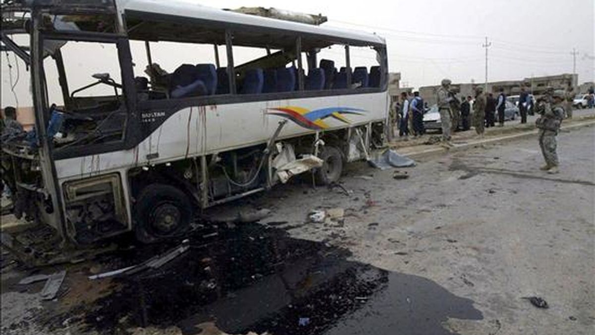 Soldados iraquíes inspeccionan el sitio de la explosión de un coche bomba ayer, 15 de abril, en Kirkuk (Irak). EFE