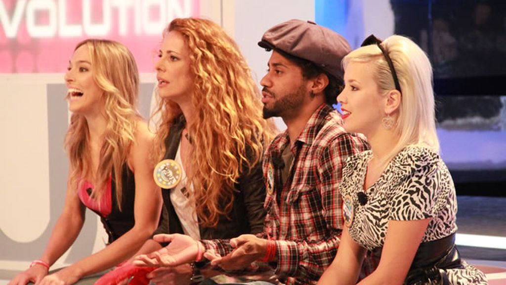 Pau Vázquez, Paula Vázquez, Sergio Alcover y Mary tratando de adivinar