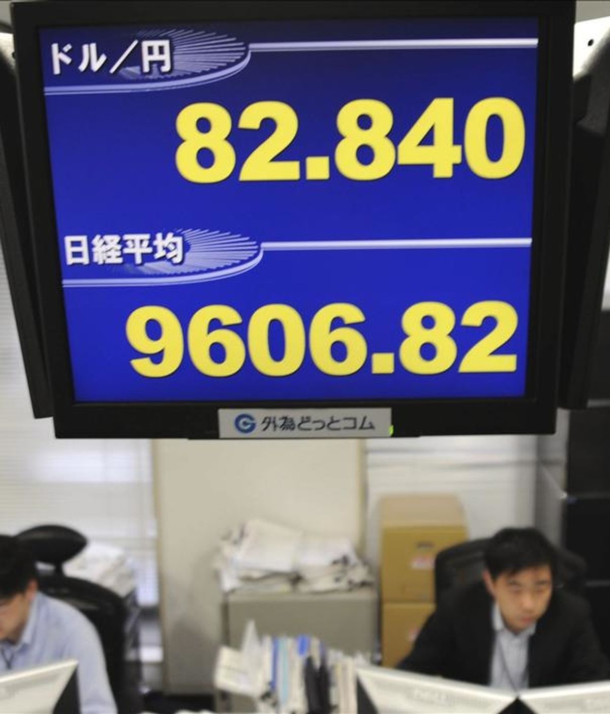 Una pantalla muestra los valores de la moneda japonesa y del índice Nikkei. La Bolsa de Tokio cerrada por día de fiesta en Japón. EFE/Archivo