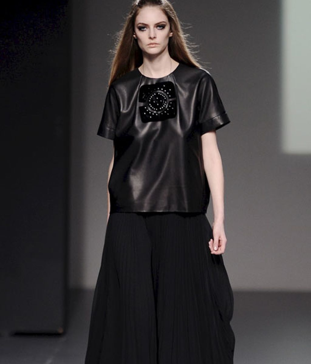 Minuciosa al combinar sedas, tules, pedrería, crochet...