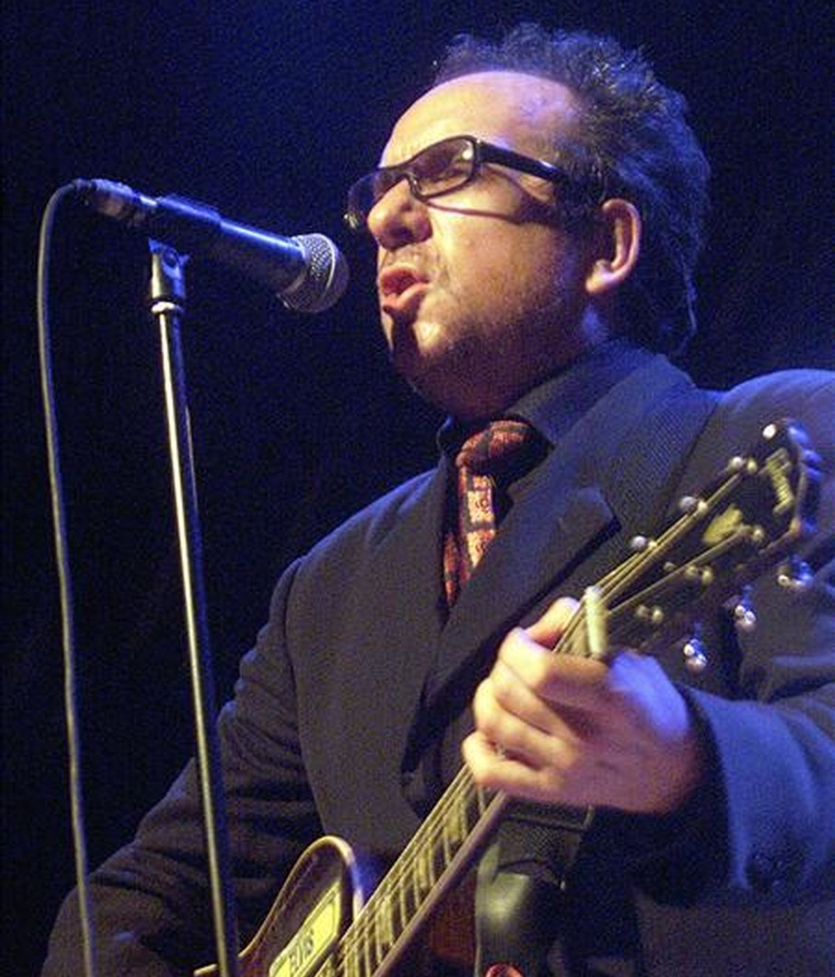 El músico británico, Elvis Costello, que se presentó anoche en concierto en los Veranos de la Villa. EFE/Archivo