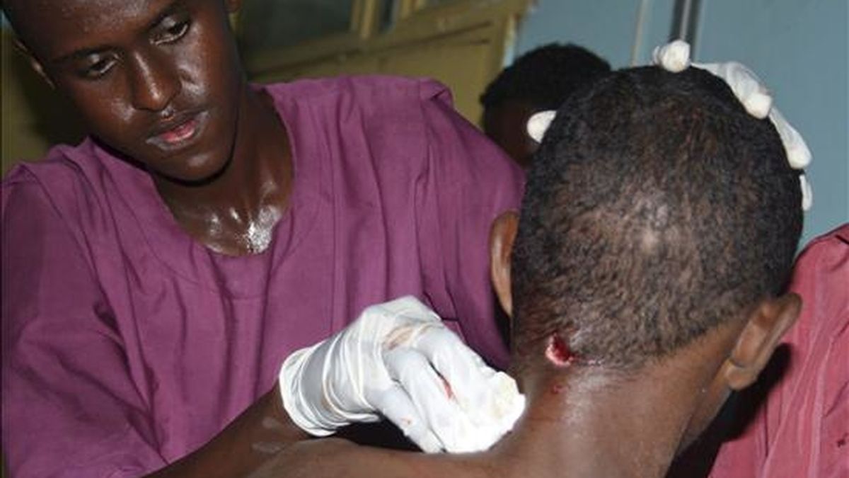 Una enfermera cura a un hombre herido durante los intensos enfrentamientos entre fuerzas gubernamentales y de la Unión Africana (UA) con rebeldes radicales islámicos, en el hospital Madina de Mogadiscio, el pasado 13 de abril. EFE/Archivo