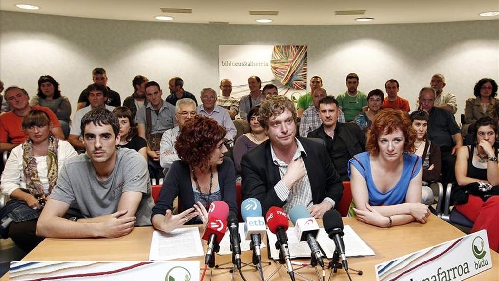 Los candidatos al Parlamento de Navarra, Bakartxo Ruiz (2i) y Maiorga Ramirez (2d), y al Ayuntamiento de Pamplona, Eva Aranguren (d) y Peio Martínez de Eulate (i), por la coalición soberanista Bildu, conformada por Eusko Alkartasuna y la plataforma de independientes Herritarron Garaia, durante una rueda de prensa celebrada en Pamplona. EFE/Archivo Los candidatos al Parlamento de Navarra, Bakartxo Ruiz (2i) y Maiorga Ramirez (2d), y al Ayuntamiento de Pamplona, Eva Aranguren (d) y Peio Martínez de Eulate (i), por la coalición soberanista Bildu, conformada por Eusko Alkartasuna y la plataforma de independientes Herritarron Garaia, durante una rueda de prensa celebrada en Pamplona. EFE/Archivo