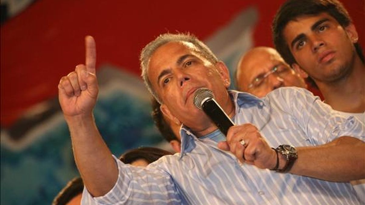 El líder opositor y ex candidato presidencial Manuel Rosales enfrenta un juicio por presunto "enriquecimiento ilícito" y está citado por un tribunal de Caracas a una primera audiencia el próximo 20 de abril. EFE/Archivo