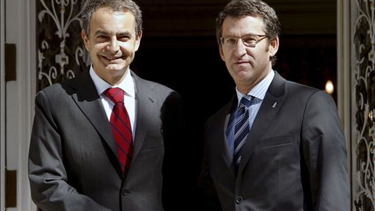 El jefe del Ejecutivo, José Luis Rodríguez Zapatero (i), y el presidente de la Xunta de Galicia, Alberto Núñez Feijóo, se saludan con motivo de la reunión que mantuvieron hoy en el palacio de La Moncloa, el primer encuentro tras el cambio de gobierno en la comunidad gallega. EFE