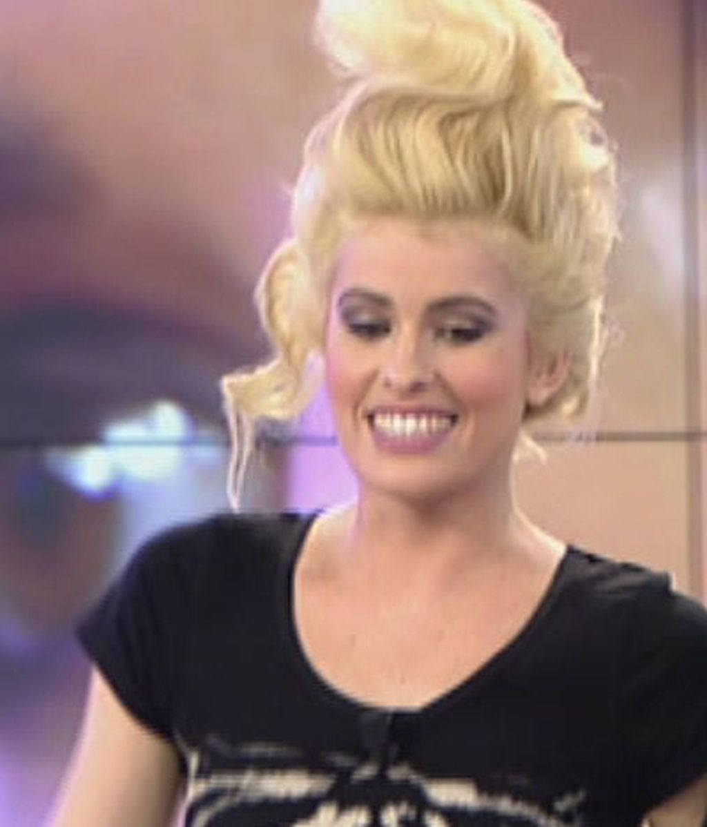 Adriana y su estrambótico peinado