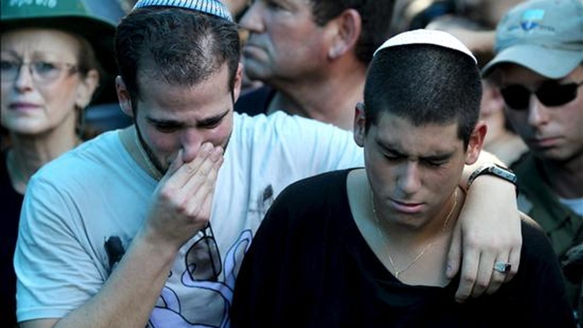 Los hijos del militar israelí Dov Harari durante el funeral celebrado en Netanya este miércoles. Harari murió durante el enfrentamiento de este martes entre fuerzas libanesas e israelíes en la frontera. EFE/Oliver Weiken