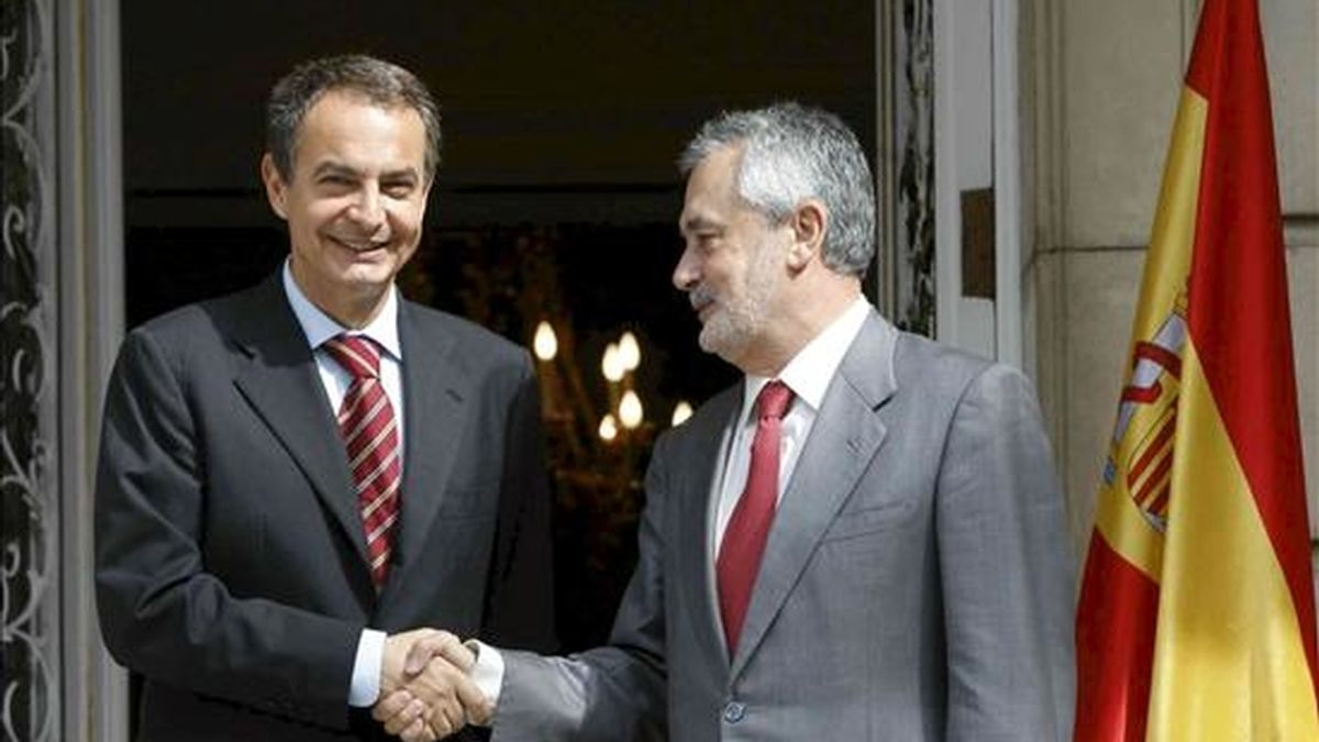 El presidente del Gobierno, José Luis Rodríguez Zapatero (i), recibió hoy al presidente de la Junta de Andalucía, José Antonio Griñán (d), en la primera entrevista que ambos mantienen desde la toma de posesión del nuevo responsable autonómico. EFE