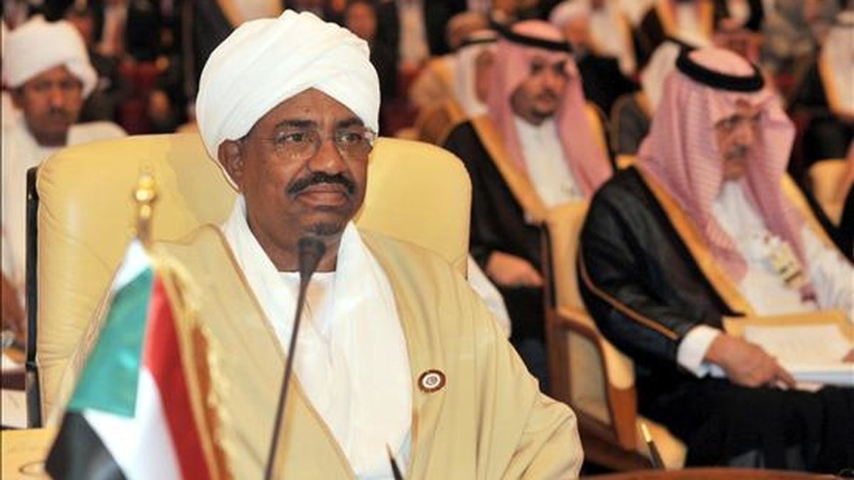 El presidente sudanés, Omar Al Bachir, asiste a la inauguración de la XXI Cumbre de los países de la Liga Árabe en Doha (Qatar). EFE