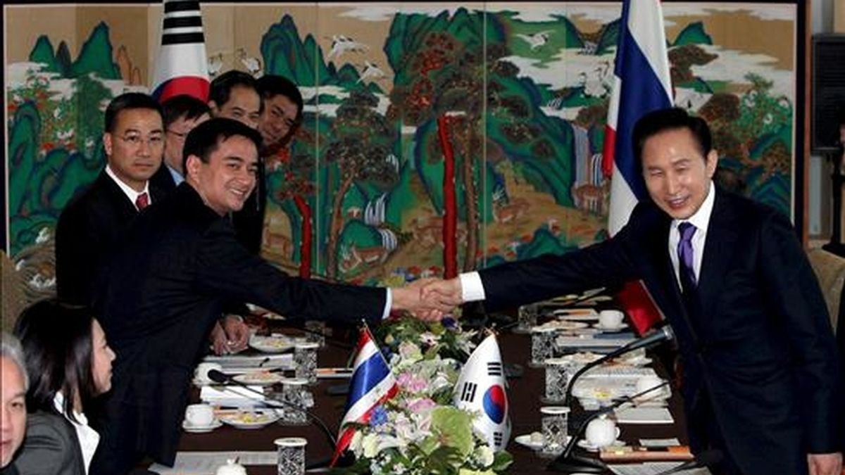 El presidente surcoreano, Lee Myung-bak (d), estrecha la mano del primer ministro tailandés, Abhisit Vejjajiva (i), durante su reunión ayer en Jeju, Corea del Sur. Vejjajiva se encuentra en Jeju para asistir a la cimbre conmemorativa ASEAN-Corea del Sur, que se celebrará del 1 al 2 de junio. EFE