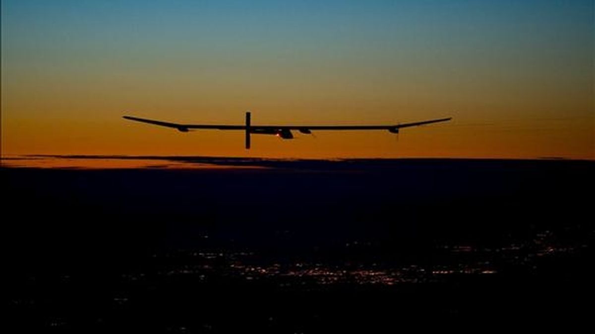 El avión "Solar Impulse", propulsado únicamente por energía solar, realiza su primer vuelo nocturno, justo en Payerne (Suiza). EFE/Archivo
