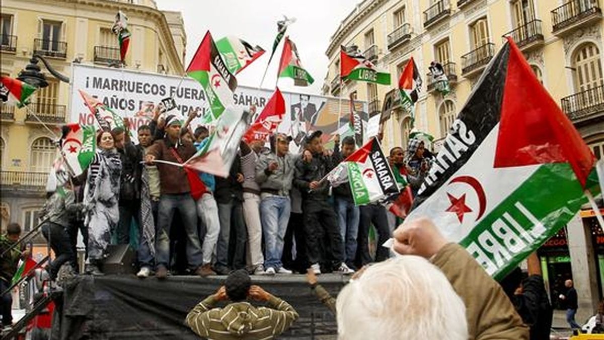 Decenas de personas con pancartas y banderas en la madrileña Puerta del Sol durante una manifestación en la capital para condenar el asalto de las fuerzas de seguridad marroquíes al campamento saharaui de Gdaim Izik, en El Aaiún. EFE/Archivo