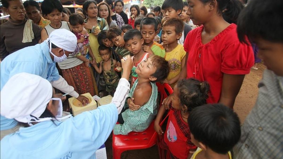 Enfermeros camboyanos vacunan a un niño camboyano en un campo de refugiados tras huir de las áreas cercanas a la zona donde se presenta el conflicto fronterizo en la frontera camboyana-tailandesa en la provincia de Oddar Meanchey, Camboya. EFE