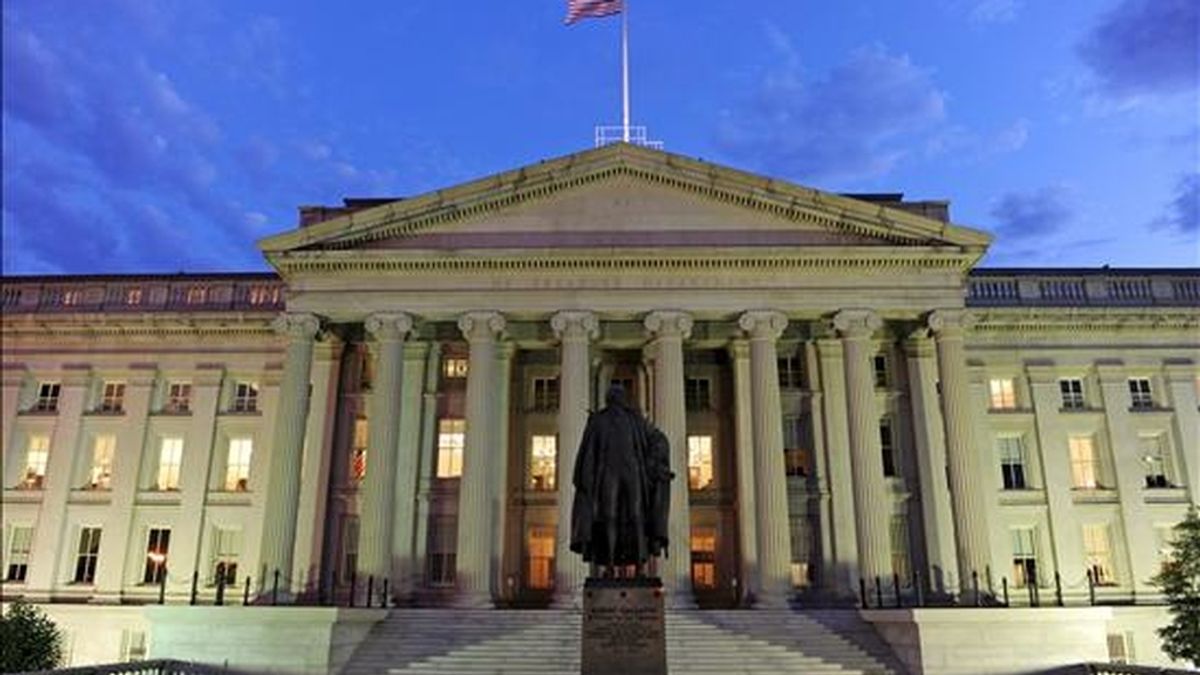 Imagen del edificio del Departamento del Tesoro en Washington DC, Estados Unidos. El Departamento del Tesoro anunció subastará la cifra sin precedentes de 67.000 millones de dólares en bonos la semana próxima. EFE/Archivo