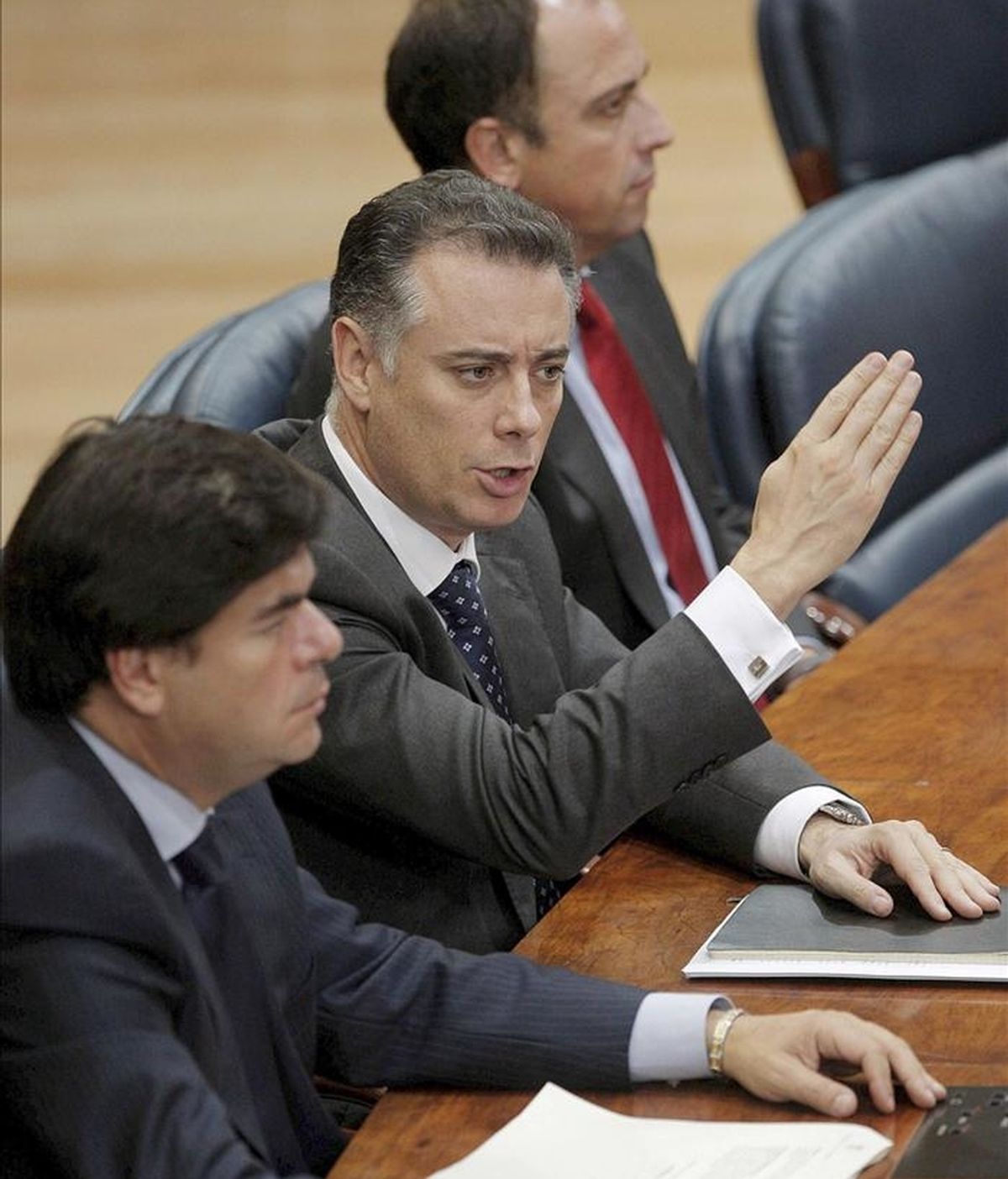 Los tres diputados de la Asamblea de Madrid implicados en el caso Gürtel, Alberto López Viejo (c), Alfonso Bosch (izda) y Benjamín Martín, que han renunciado hoy a sus escaños con el fin de que no se utilice su presencia en la Cámara como "argumento electoral". EFE/Archivo