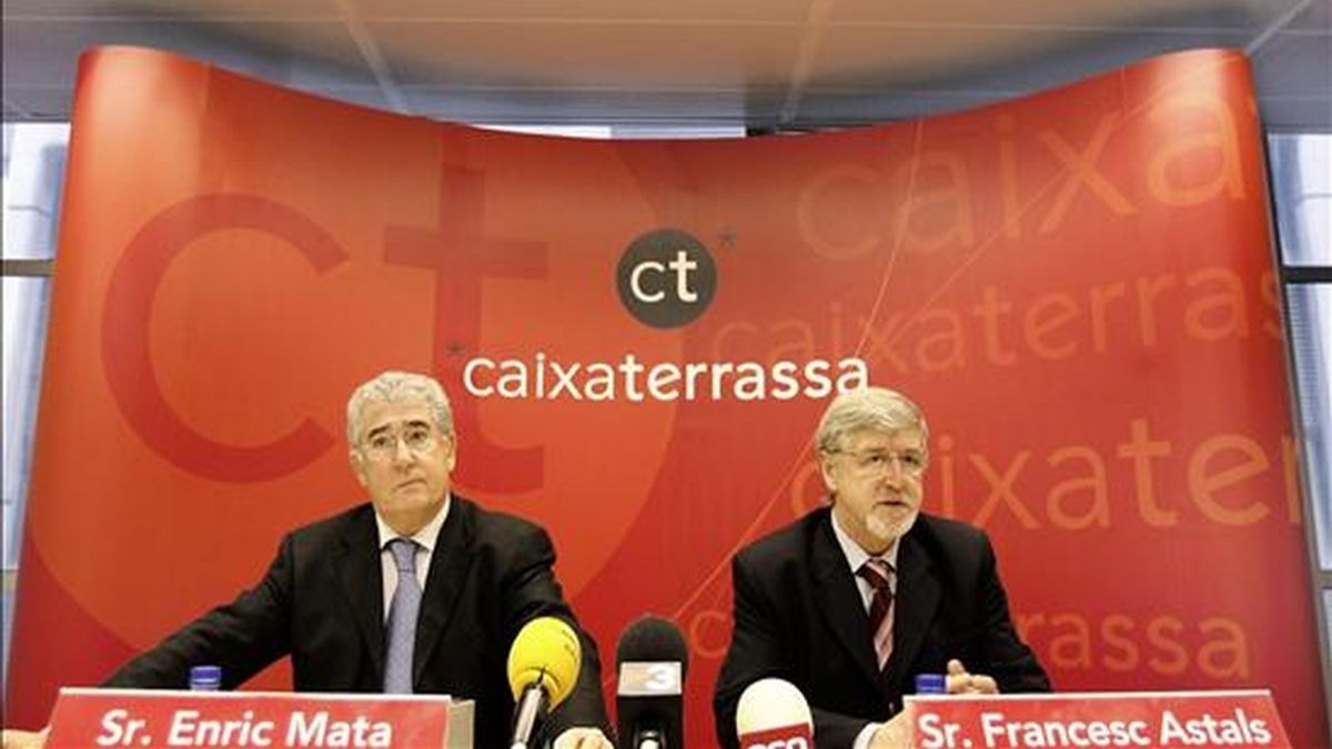 El presidente de Caixa Terrassa, Francesc Astals (d), y el director general de la caja, Enric Mata, en 2007. EFE/Archivo
