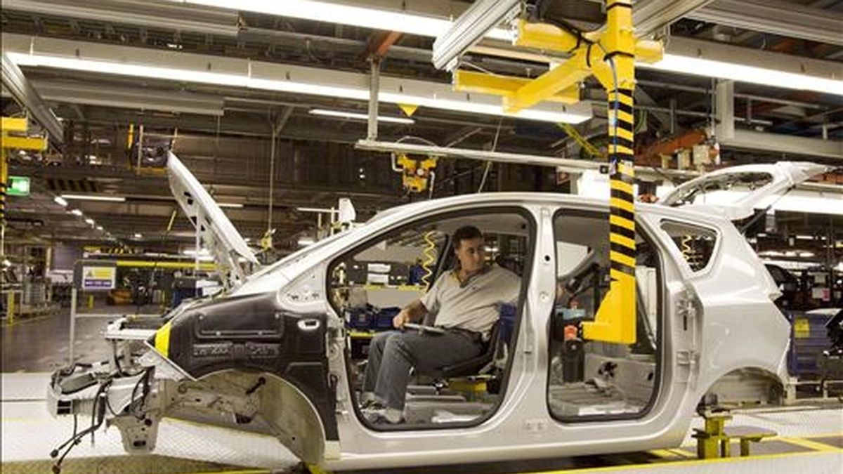 Un operario de la cadena de montaje del Opel Meriva, coloca piezas en el interior de una unidad en la planta que General Motors tiene en la localidad zaragozana de Figueruelas. EFE/Archivo