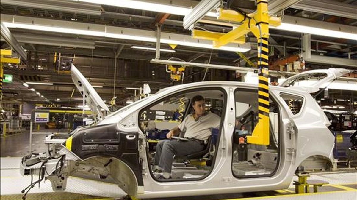 Un operario de la cadena de montaje del Opel Meriva, coloca piezas en el interior de una unidad en la planta que General Motors tiene en la localidad zaragozana de Figueruelas. EFE/Archivo Un operario de la cadena de montaje del Opel Meriva, coloca piezas en el interior de una unidad en la planta que General Motors tiene en la localidad zaragozana de Figueruelas. EFE/Archivo