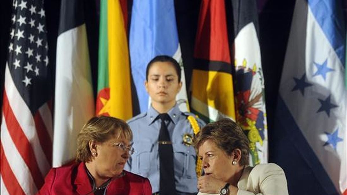 La secretaria ejecutiva de la Cepal, Alicia Bárcena (d), y la ex presidenta chilena Michelle Bachelet (i) participan en Brasilia durante la inauguración de la undécima Conferencia Regional sobre la Mujer de América Latina y el Caribe. EFE