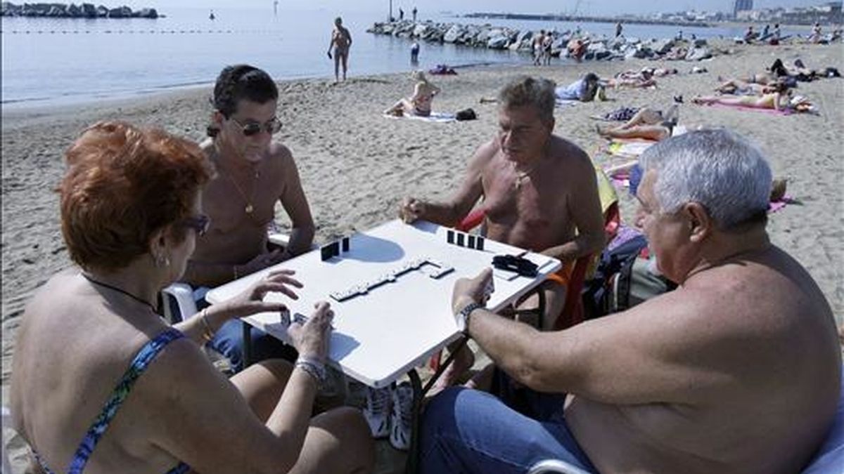 Un grupo de jubilados juega al dominó. EFE/Archivo