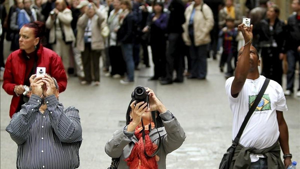 El gasto total que los turistas extranjeros hicieron en España en el primer trimestre del año ascendió a 8.410 millones de euros, un 2,4 % más que en el mismo período de 2010, según la encuesta de Gasto Turístico (EGATUR) difundida hoy por el Ministerio de Industria. EFE/Archivo
