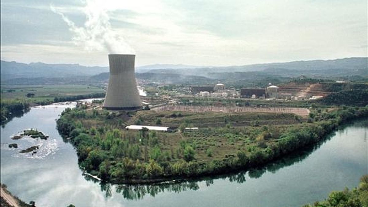 El incremento del consumo energético obliga a replantearse la utilización de la energía nuclear, según han coincidido en afirmar hoy en Barcelona diversos gestores energéticos catalanes. En la imagen, la central nuclear de Ascó, en Tarragona. EFE/Archivo
