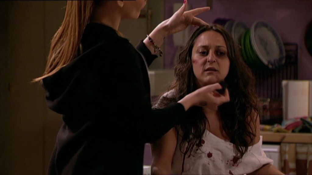 Se confunde y en vez de pedir 1000 euros, pide 900.000