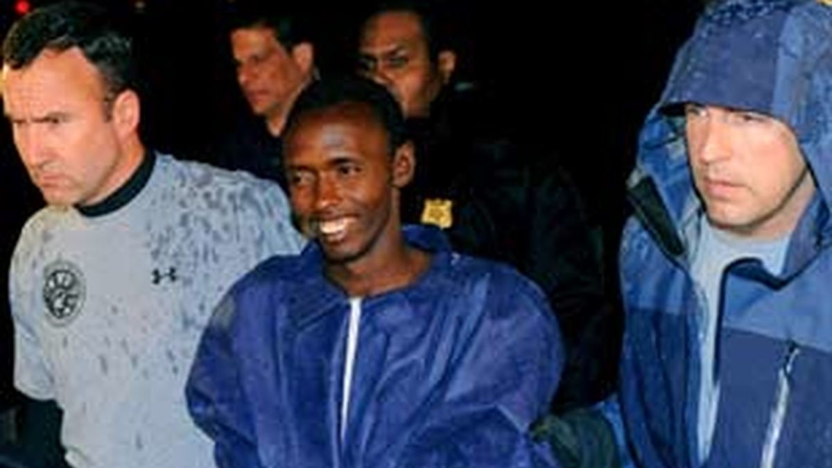 Agentes federales escoltan al pirata somalí Abduhl Wali-i-Musi a la entrada de la Plaza Federal en Nueva York (EEUU). Foto: EFE