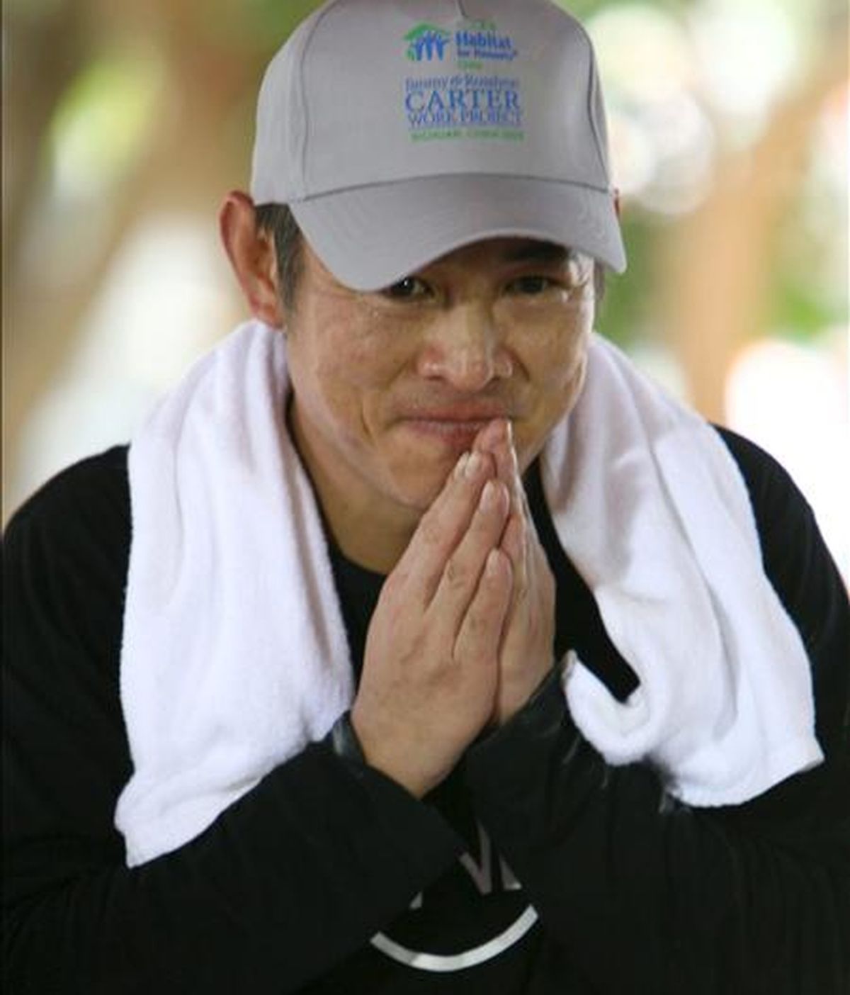 El actor chino Jet Li saluda tras firmar un contrato con 'Habitat for Humanity' en la provincia de Chiang Mai, al noreste de Tailandia, el 17 de noviembre de 2009. EFE/Archivo