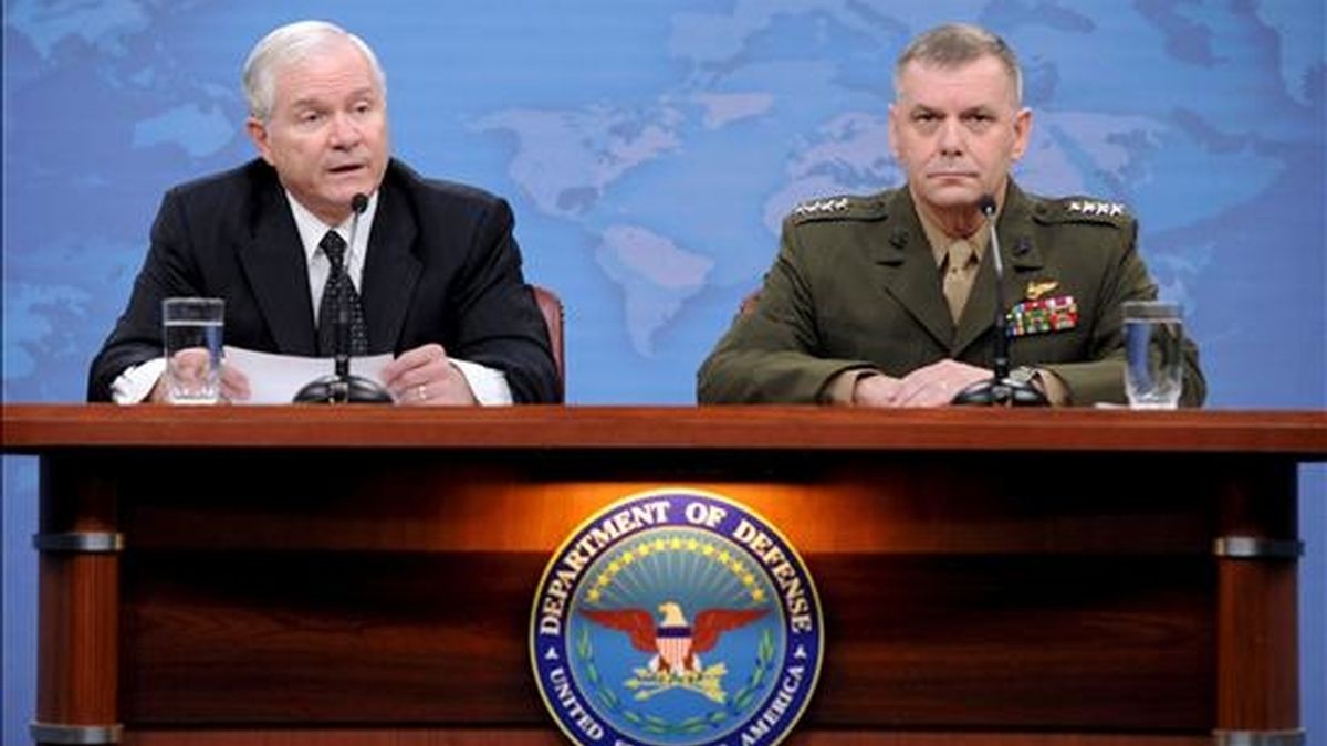 El secretario de Defensa de Estados Unidos, Robert Gates (izda), y el vicejefe de Estado Mayor de EEUU, general James Cartwright, atienden a los medios durante la rueda de prensa ofrecida en el Pentágono, en Arlington, EE.UU. EFE