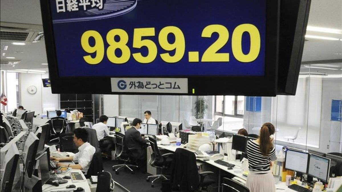 Detalle de una pantalla en un concesionario de la capital nipona, que muestra el resultado del índice Nikkei de la Bolsa de Tokio (Japón). EFE