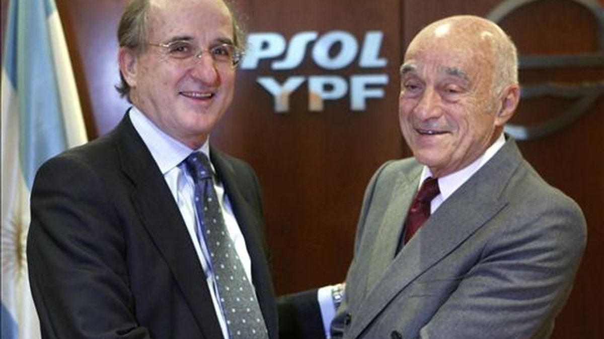 El presidente de Repsol YPF, Antonio Brufau (i), y el presidente del grupo argentino Petersen, Enrique Eskenazi (d). EFE/Archivo