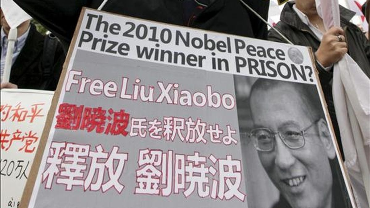 Cartel que portaba un hombre exigiendo la liberación del premio Nobel de la Paz Liu Xiaobo, que continúa preso en China, durante una protesta en contra del gobierno chino. EFE/Archivo