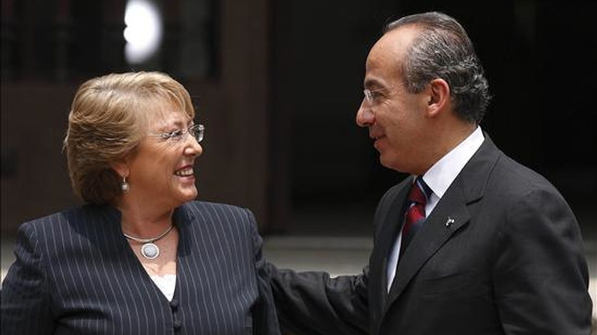 El presidente de México, Felipe Calderón, recibió hoy en la residencia de Los Pinos a su homóloga de Chile, Michelle Bachelet. EFE