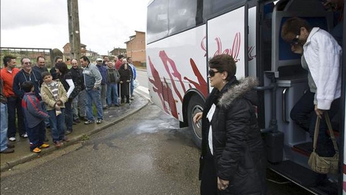 Una caravana de mujeres a su llegada a un pueblo de Zamora el pasado año. EFE/Archivo