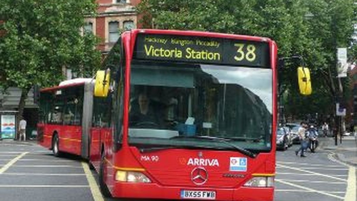 Las dos estudiantes, de 22 años, estaban en Londres y se subieron a un autobús pero, afirman, cuando presentaron sus billetes, el conductor les dijo que eran una "amenaza" para los pasajeros y les ordenó que se bajaran del autobús.
