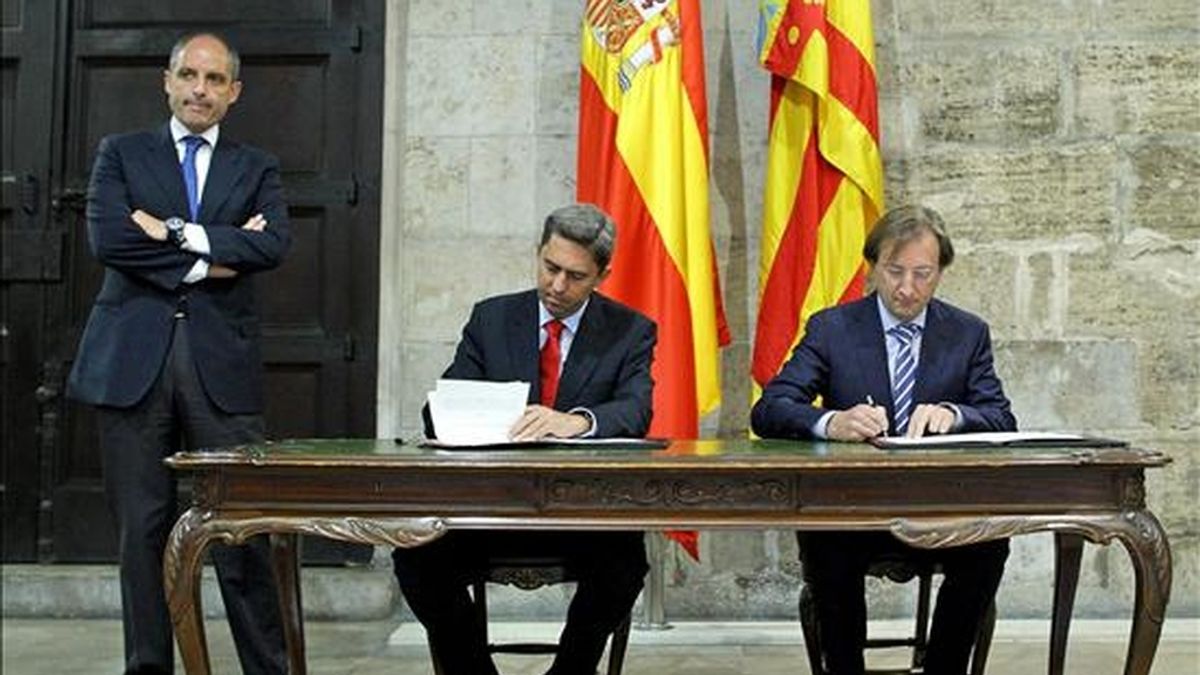 El president de la Generalitat, Francisco Camps (iz), preside la firma del protocolo de colaboración entre la Generalitat y la Asociación de Empresas Biotecnológicas de la Comunidad Valenciana (BIOVAL), para el desarrollo y potenciación de la Biorregión de la Comunitat Valenciana. EFE