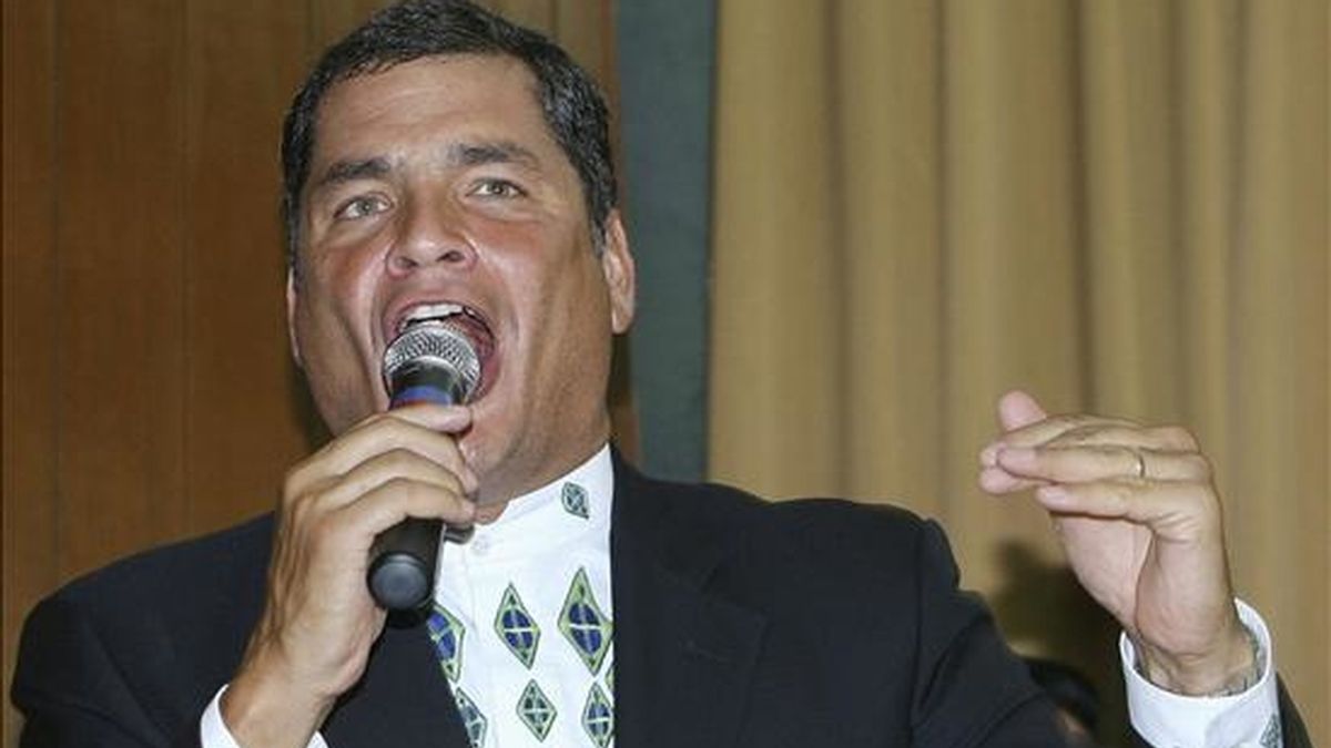El presidente ecuatoriano, Rafael Correa (d), habla hoy ante el Consejo Nacional Electoral (CNE), en Quito (Ecuador) donde inscribió su candidatura para los comicios generales del próximo 26 de abril. EFE