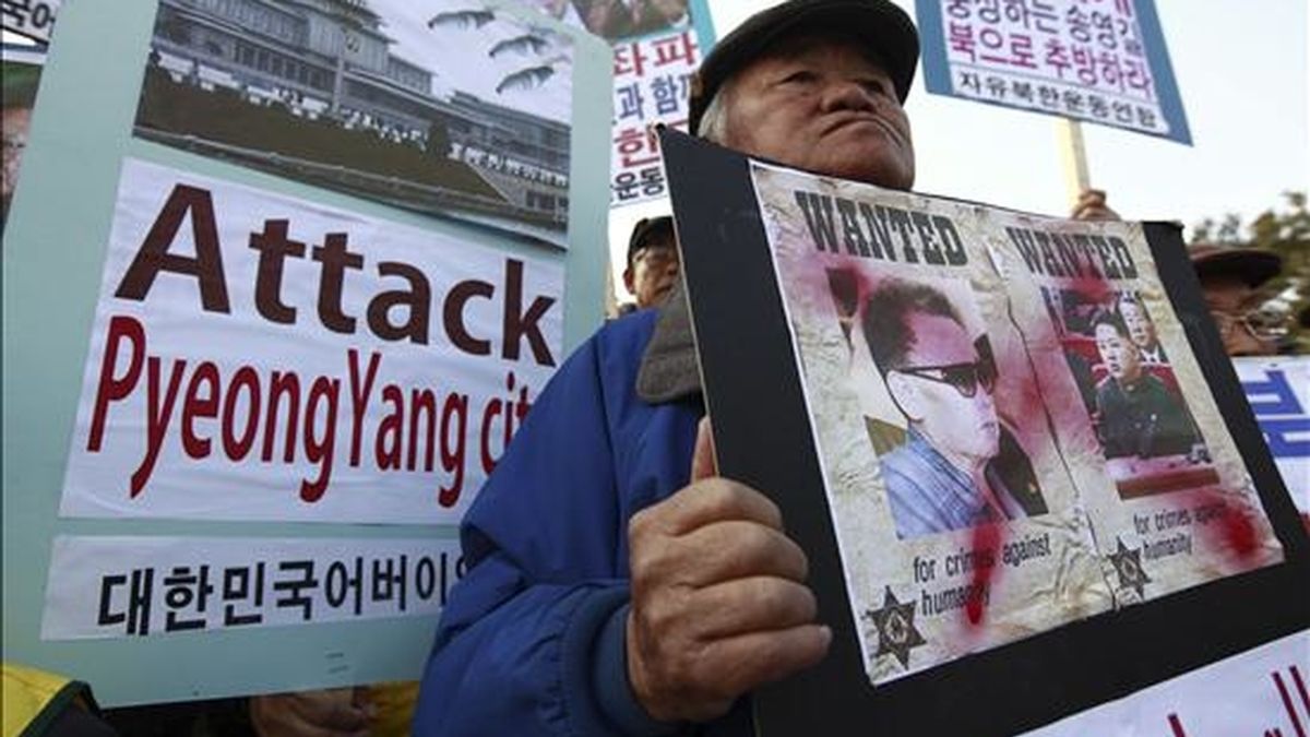Activistas surcoreanos y desertores norcoreanos corean consignas durante una manifestación contra Corea del Norte convocada hoy, 30 de noviembre, cerca de la zona desmilitarizada en la provincia de Gyeonggi-do, en Corea del Sur. El presidente de la Asamblea Popular Suprema de Corea del Norte, Choe Thae-bok, inició hoy una visita oficial a China. EFE