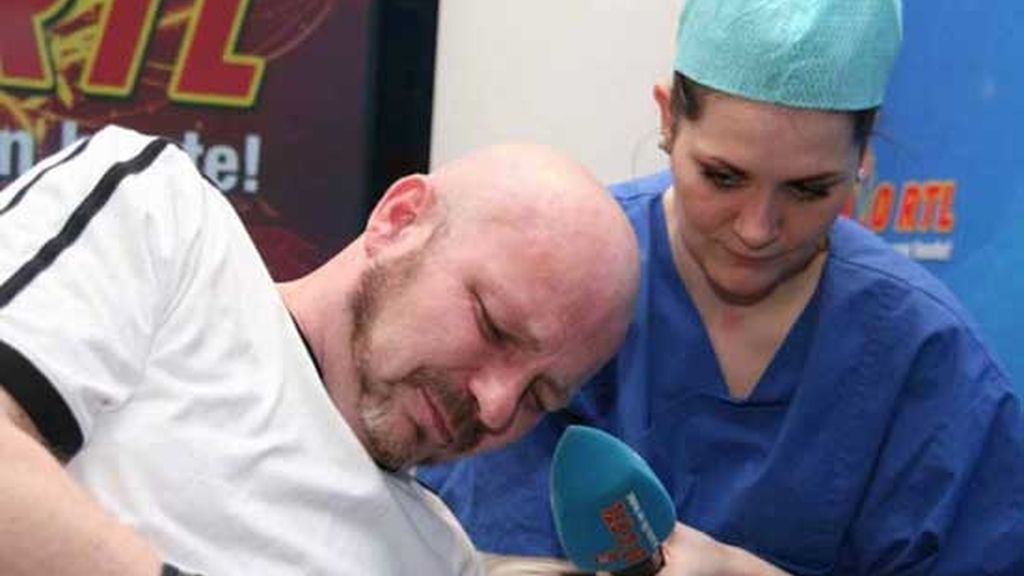 Se tatúa la palabra 'Mini' en el pene para ganar uno de los coches de la marca