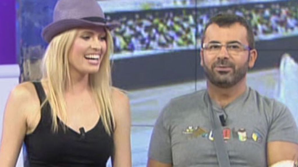 Adriana Abenia sufre un percance con el tinte del pelo