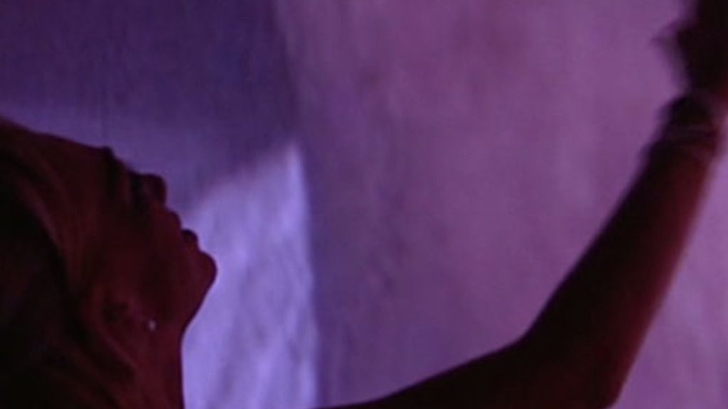 Belén vuelve a besar a su padre