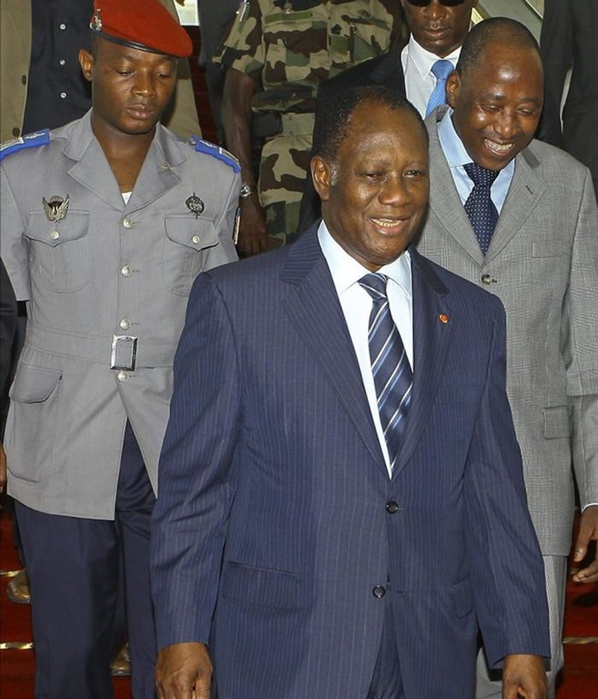 El presidente de Costa de Marfil, Alassane Ouattara (c), visita el palacio presidencial en Abiyán, Costa de Marfil el pasado 28 de abril. EFE/Archivo