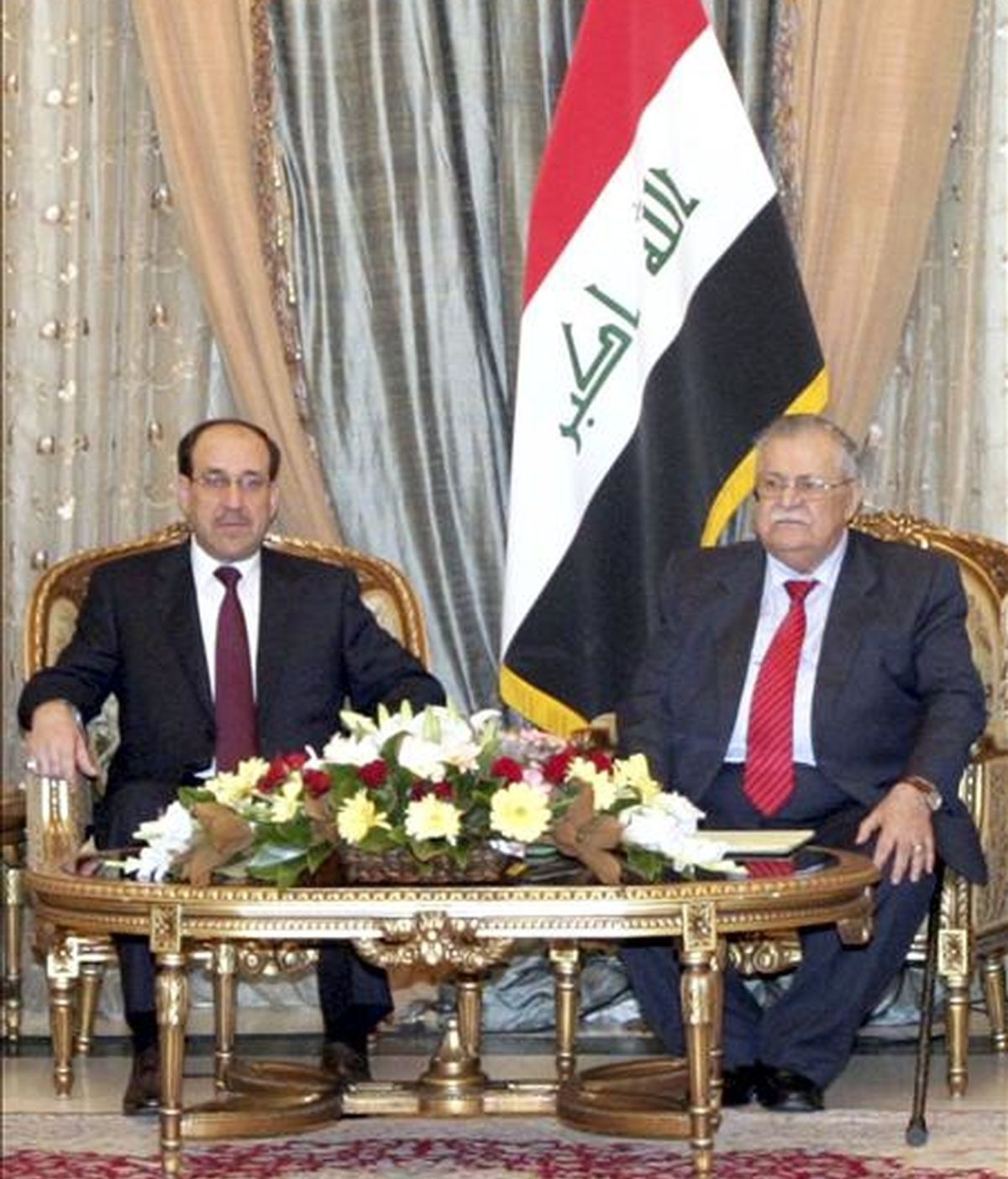 Imagen facilitada por el gobierno de Irak que muestra al presidente iraquí, Jalal Talabani, (d), junto al primer ministro Nuri al-Maliki, (i), durante la ceremonia oficial para asignar los nuevos cargos del gobierno de Maliki. EFE