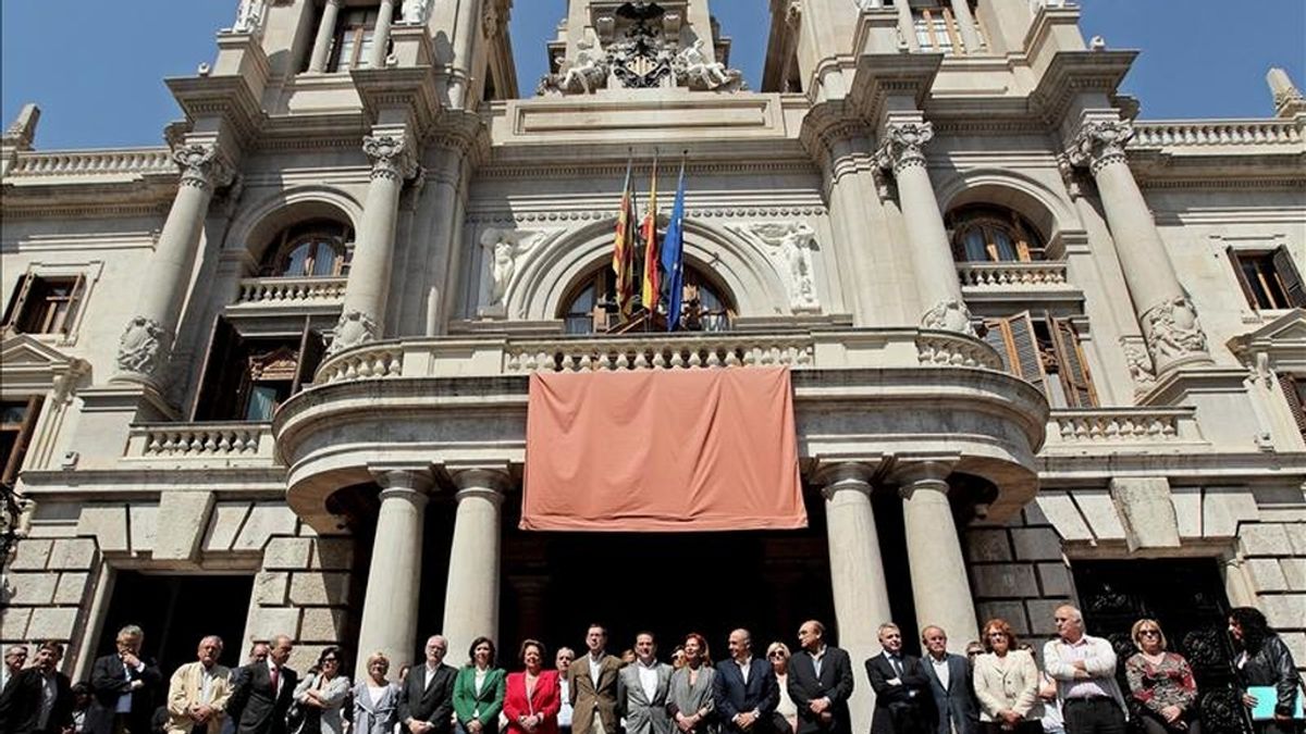 La alcaldesa de Valencia, Rita Barberá (11i), durante el minuto de silencio que se guardó en las puertas del Ayuntamiento en recuerdo de las víctimas mortales del terremoto de ayer en Lorca (Murcia). EFE