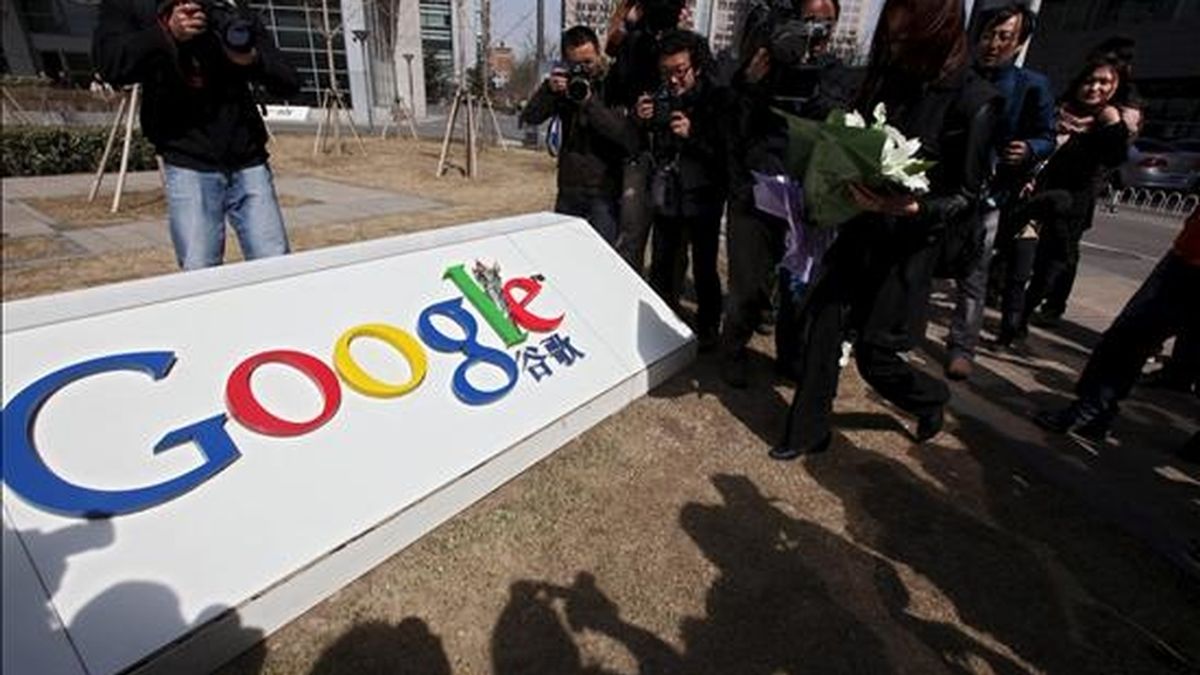 En la imagen, fotógrafos rodean el logotipo de Google en la entrada principal a la compañía en Pekín (China). EFE/Archivo