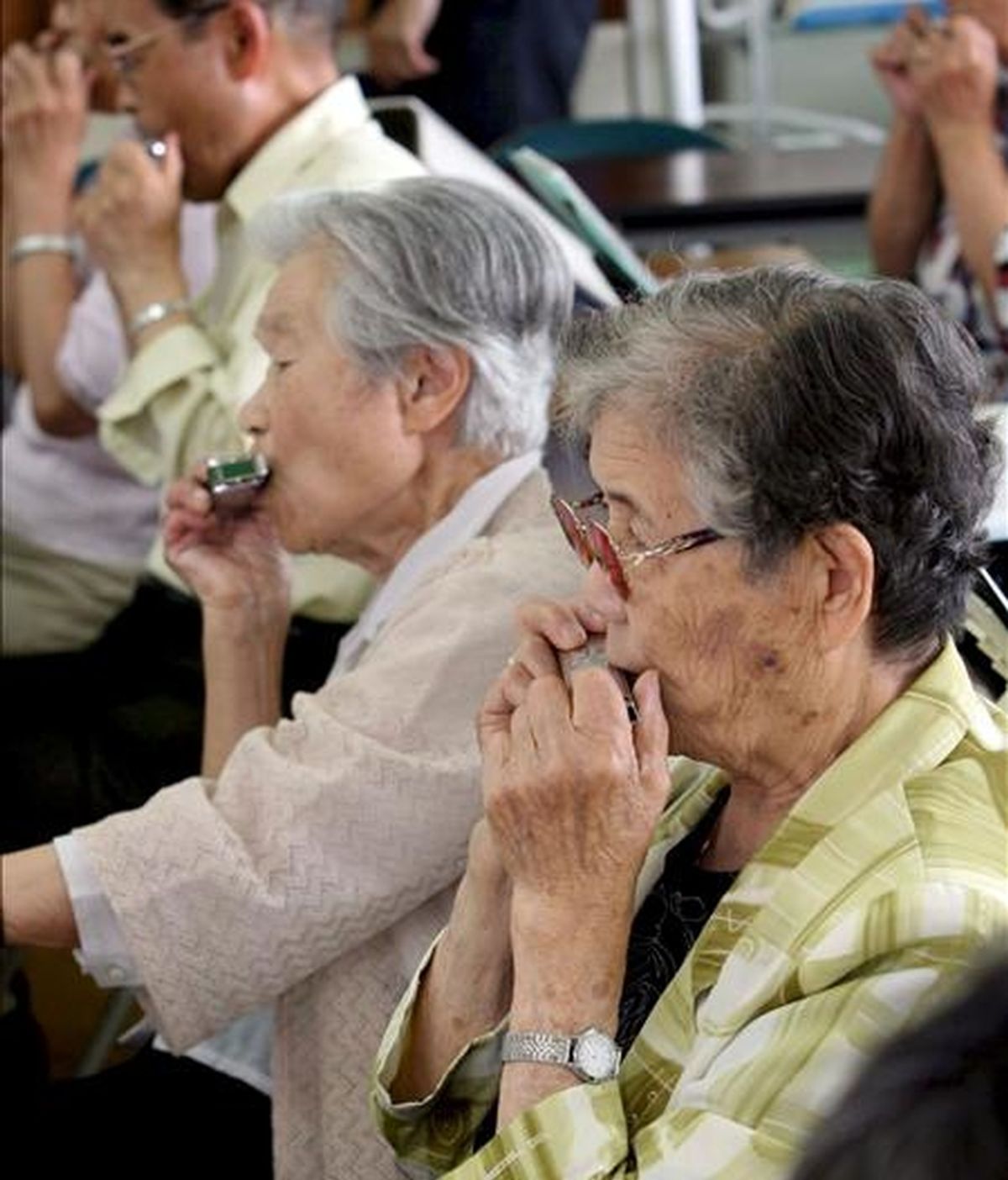 Fotografía de archivo, de algunas ancianas japonesas recibiendo clases de armónica en la ciudad de Hamamatsu, en la provincia de Shizuoka. Las japonesas son las mujeres más longevas del mundo, con una esperanza media de vida de 86,44 años, de acuerdo con un informe del Ministerio nipón de Sanidad. EFE/Archivo