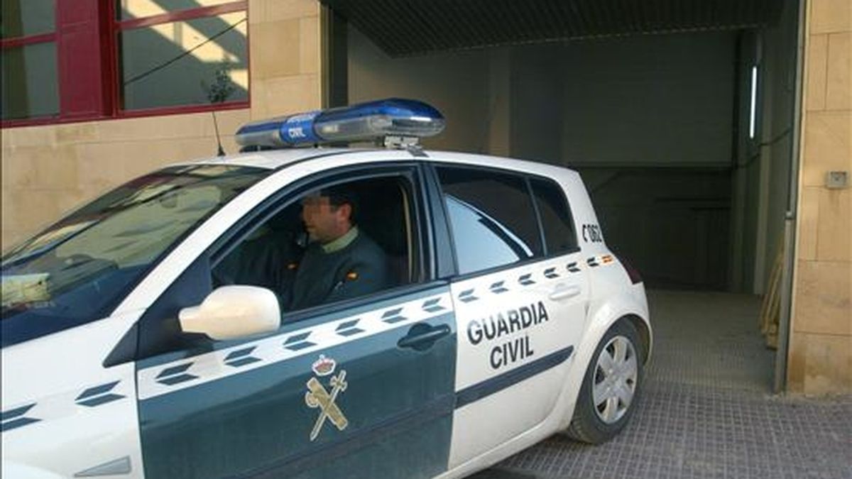 En la imagen, un vehículo de la Guardia Civil traslada a un detenido. EFE/Archivo