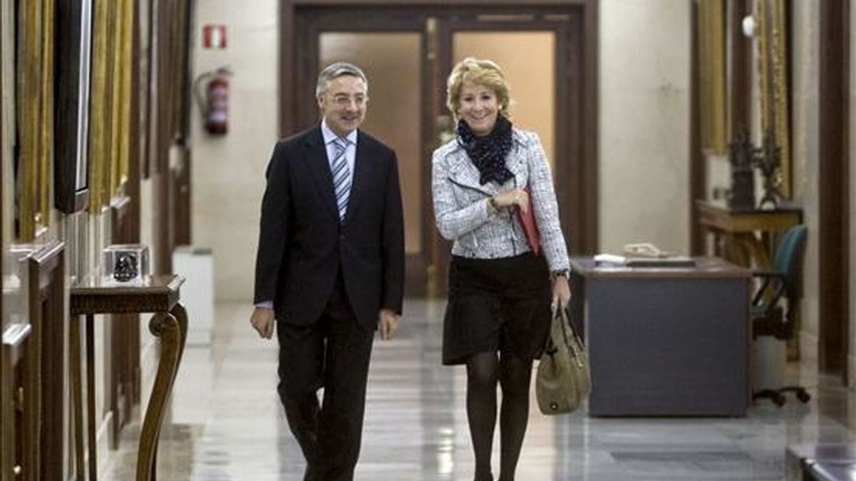 El ministro de Fomento, José Blanco, junto a la presidenta de la Comunidad de Madrid, Esperanza Aguirre, durante su reunión de ayer. EFE