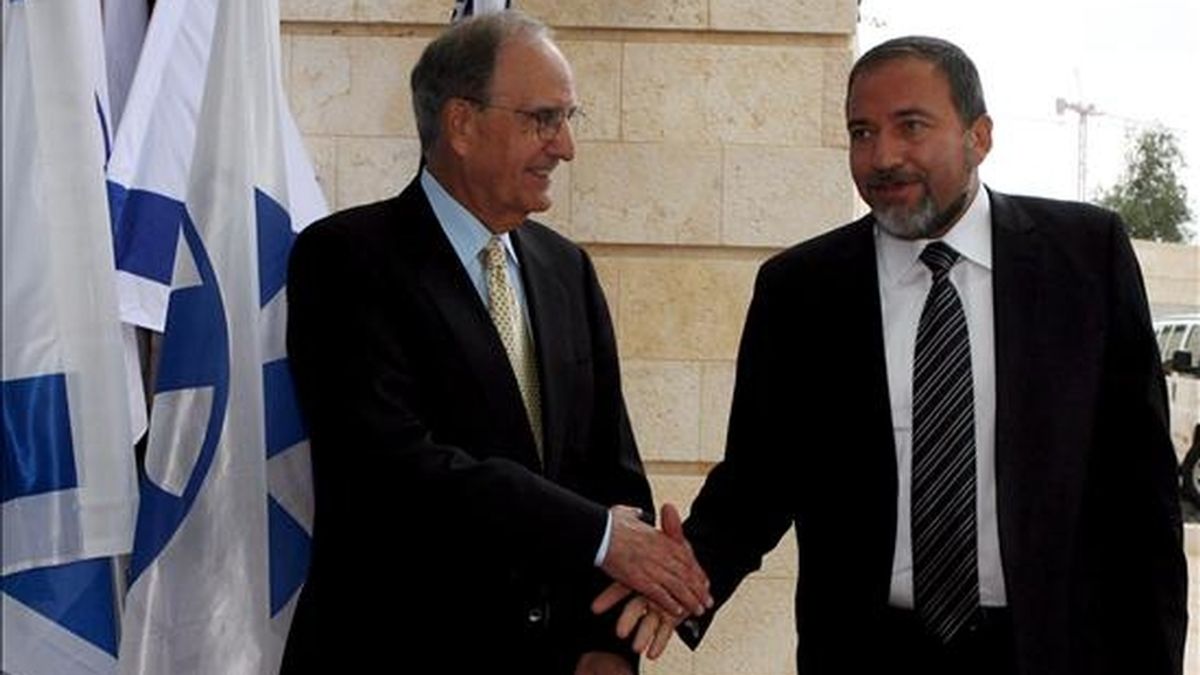 El ministro de Exteriroes israelí, Avigdor Lieberman (d), y el enviado de Estados Unidos para Oriente Medio, George Mitchell, se estrechan hoy la mano tras su reunión celebrada en el Ministerio de Exteriores en Jerusalén (Israel). EFE
